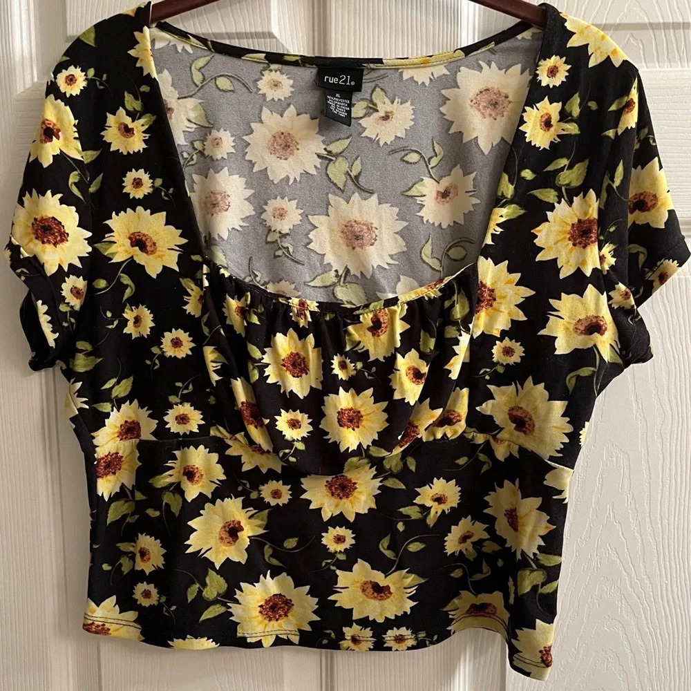 RUE 21~ VINTAGE~ BLOUSE DAISIES~XL